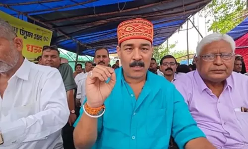 शिक्षक धरने पर, 75% अनुदान वृद्धि और राज्यकर्मी दर्जा की मांग