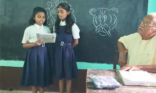 दादाजी मास्टर चाक और चित्रों में शब्द सिखा रहे दादाजी मास्टर चाक और चित्रों में शब्द सिखा रहे