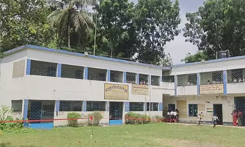 लालफीताशाही से घिरा स्कूल, शिक्षक और छात्र परेशान लालफीताशाही से घिरा स्कूल, शिक्षक और छात्र परेशान