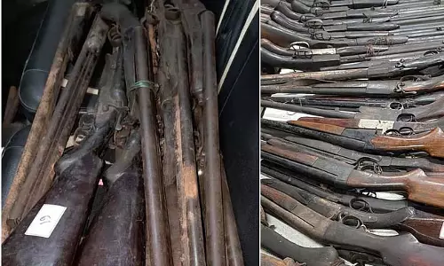STF ने कोलकाता से तीन हथियार डीलरों को पकड़ा STF ने कोलकाता से तीन हथियार डीलरों को पकड़ा