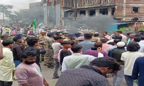 धार्मिक झंडा फेंकने से तनाव, स्थानीय लोग भड़के