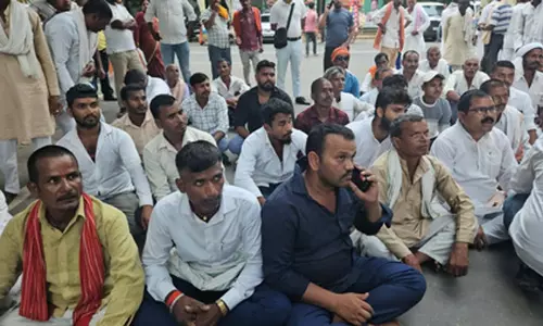 राबड़ी देवी के आवास पर टिकट मांगने पहुंचे राजद कार्यकर्ता राबड़ी देवी के आवास पर टिकट मांगने पहुंचे राजद कार्यकर्ता