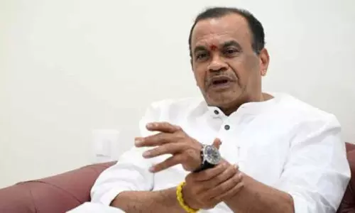कार्यक्रम में मंत्री को बीच में छोड़कर चले गए शिक्षक, कोमतिरेड्डी वेणकट रेड्डी नाराज