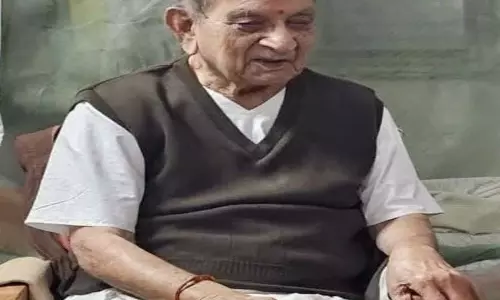 कैबिनेट मंत्री लक्ष्मी रजवाड़े ने वरिष्ठ स्वयंसेवक शांताराम सर्राफ को दी श्रद्धांजलि कैबिनेट मंत्री लक्ष्मी रजवाड़े ने वरिष्ठ स्वयंसेवक शांताराम सर्राफ को दी श्रद्धांजलि