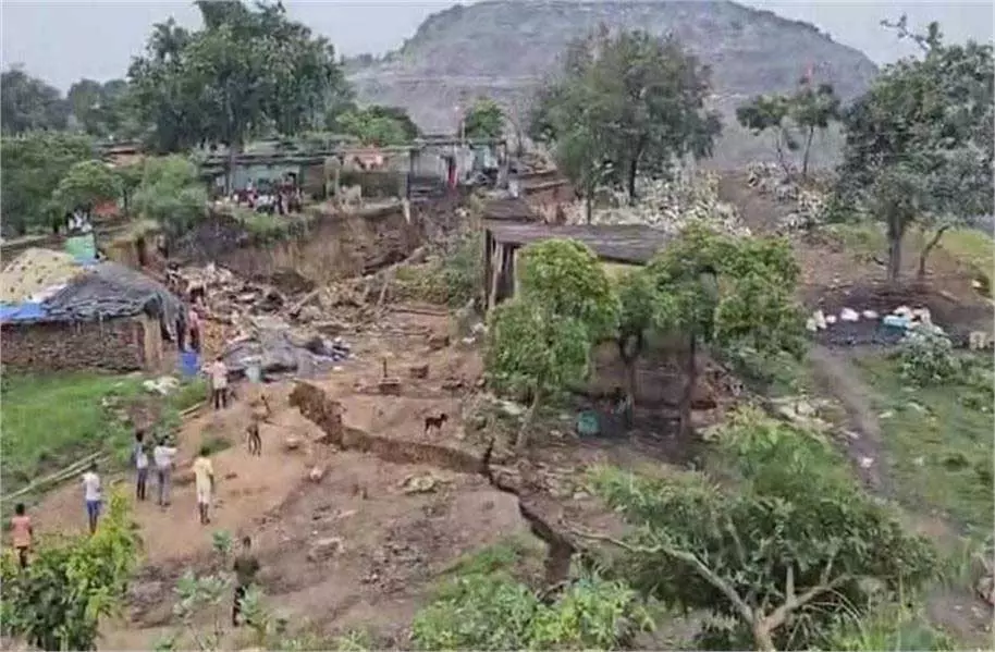 Jharkhand: 400 फीट गहरी खाई में गिरी वैन, 6 मजदूरों की दर्दनाक मौत Jharkhand: 400 फीट गहरी खाई में गिरी वैन, 6 मजदूरों की दर्दनाक मौत