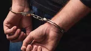 Himachal : 12 लाख रुपये की धोखाधड़ी मामले में एक महिला समेत 2 गिरफ्तार Himachal : 12 लाख रुपये की धोखाधड़ी मामले में एक महिला समेत 2 गिरफ्तार