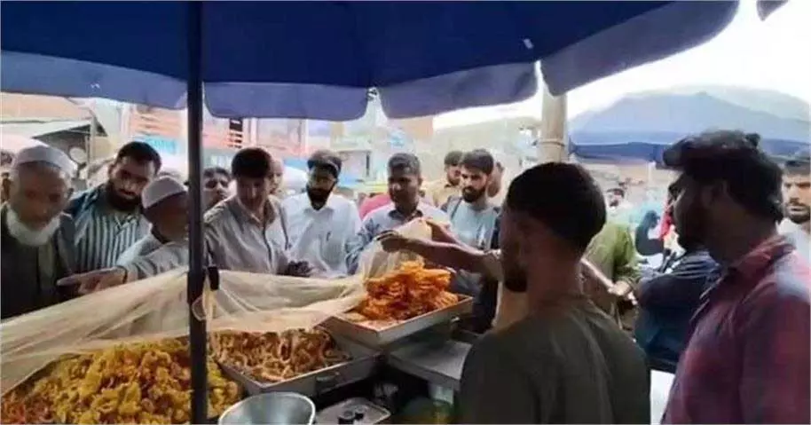 Jammu-Kashmir: प्रशासन ने बाजार में की सख्त कार्रवाई, दुकानदारों पर लगाया भारी जुर्माना Jammu-Kashmir: प्रशासन ने बाजार में की सख्त कार्रवाई, दुकानदारों पर लगाया भारी जुर्माना