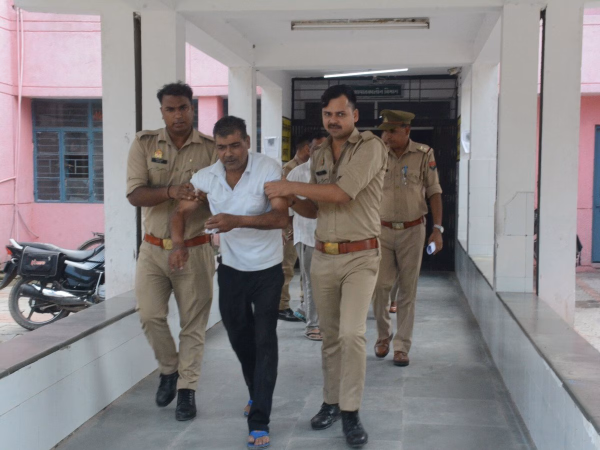 Baghpat: शराब पार्टी में पकड़े गए चार पुलिसकर्मी, निलंबित Baghpat: शराब पार्टी में पकड़े गए चार पुलिसकर्मी, निलंबित