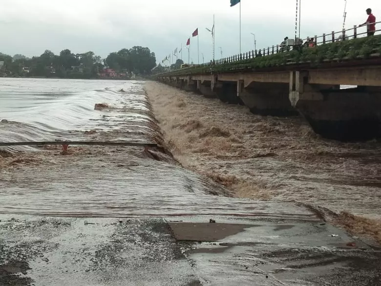 Bhopal: भारी बारिश से नदियां उफान पर, तीन शहरों में स्कूल बंद Bhopal: भारी बारिश से नदियां उफान पर, तीन शहरों में स्कूल बंद