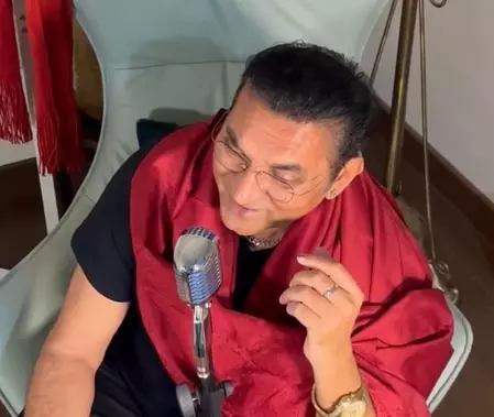 चला जाऊं कहीं छोड़ कर... अभिजीत भट्टाचार्य ने गाया सदाबहार गाना, लोगों को दिलाई पुराने दौर की याद चला जाऊं कहीं छोड़ कर... अभिजीत भट्टाचार्य ने गाया सदाबहार गाना, लोगों को दिलाई पुराने दौर की याद