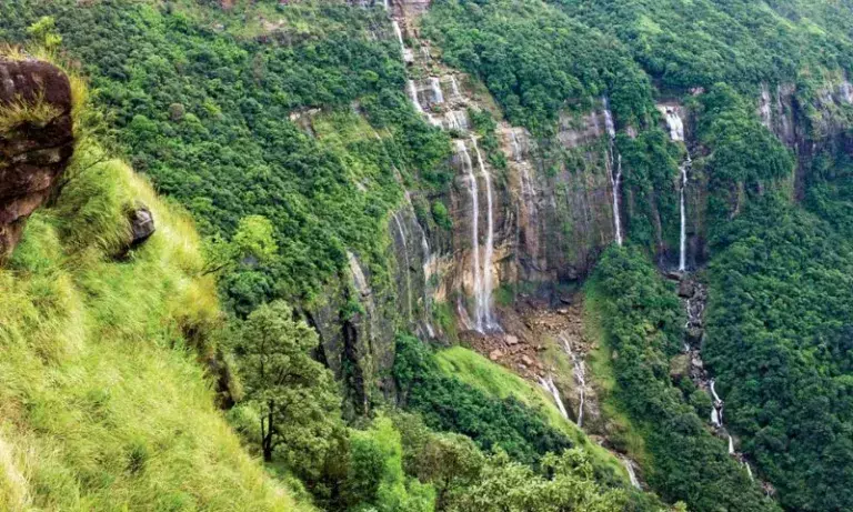 Meghalaya ने वेइसाडोंग फॉल्स और रियात अर्लियांग पार्किंग स्थल पर प्रतिबंध हटा लिया Meghalaya ने वेइसाडोंग फॉल्स और रियात अर्लियांग पार्किंग स्थल पर प्रतिबंध हटा लिया
