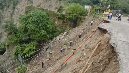 एम्बुलेंस खाई में गिरी, 3 की मौत, 2 घायल एम्बुलेंस खाई में गिरी, 3 की मौत, 2 घायल