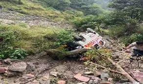 Himachal: एंबुलेंस खाई में गिरी, तीन लोगों की मौत, दो घायल Himachal: एंबुलेंस खाई में गिरी, तीन लोगों की मौत, दो घायल