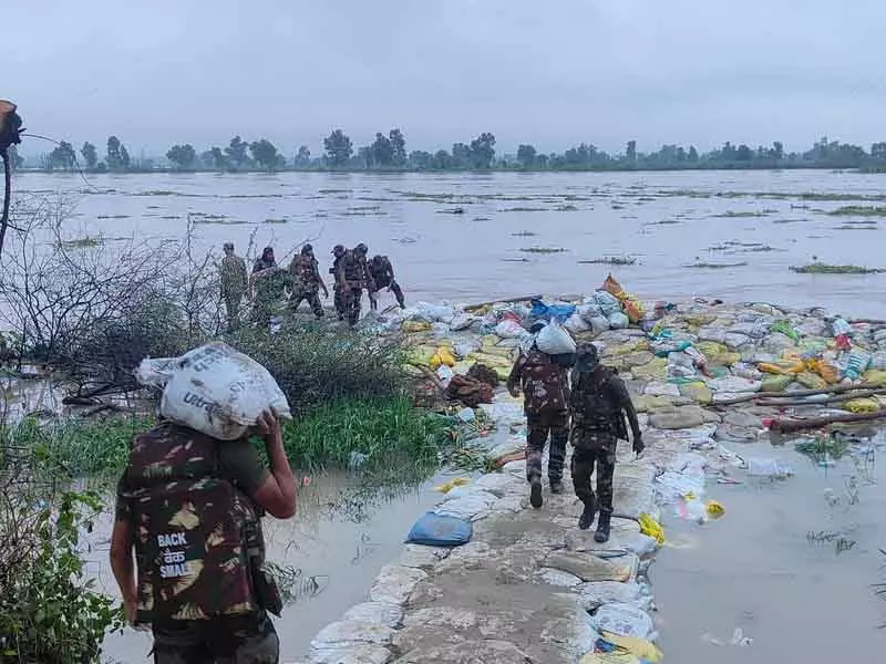 Firozpur city को बचाने के लिए सेना और स्थानीय लोगों ने सतलुज नदी पर युद्ध किया Firozpur city को बचाने के लिए सेना और स्थानीय लोगों ने सतलुज नदी पर युद्ध किया