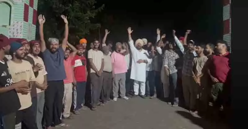 Phillaur में बाढ़ की आशंका से ग्रामीणों में गतिरोध, पानी का रुख मोड़ने की कोशिश Phillaur में बाढ़ की आशंका से ग्रामीणों में गतिरोध, पानी का रुख मोड़ने की कोशिश