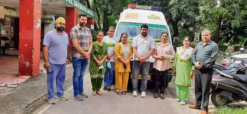 Jalandhar: बाढ़ प्रभावित क्षेत्रों के लिए विशेषज्ञों के साथ एम्बुलेंस रवाना Jalandhar: बाढ़ प्रभावित क्षेत्रों के लिए विशेषज्ञों के साथ एम्बुलेंस रवाना