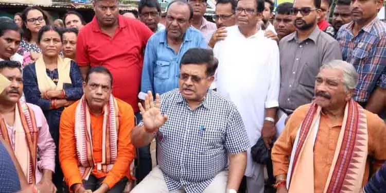मंत्री ने सुंदरपाड़ा से जटनी तक सड़क निर्माण की समीक्षा की मंत्री ने सुंदरपाड़ा से जटनी तक सड़क निर्माण की समीक्षा की