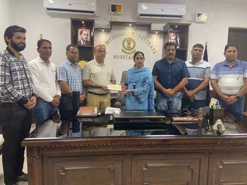 शिक्षकों और संस्थाओं ने Hoshiarpur में बाढ़ प्रभावित परिवारों को सहायता प्रदान की शिक्षकों और संस्थाओं ने Hoshiarpur में बाढ़ प्रभावित परिवारों को सहायता प्रदान की