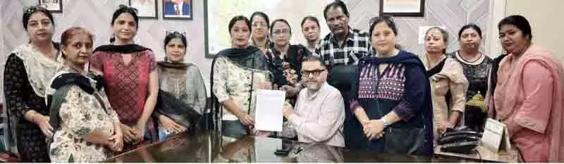 लंबे समय से लंबित वेतन को लेकर सहायता प्राप्त स्कूल शिक्षकों ने अपना दिन Black Day के रूप में मनाया लंबे समय से लंबित वेतन को लेकर सहायता प्राप्त स्कूल शिक्षकों ने अपना दिन Black Day के रूप में मनाया