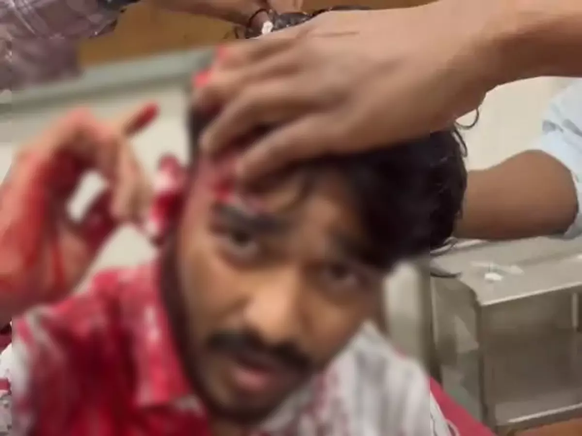 गणेश पंडाल के पास गुंडागर्दी, बदमाशों ने युवक को किया अधमरा गणेश पंडाल के पास गुंडागर्दी, बदमाशों ने युवक को किया अधमरा