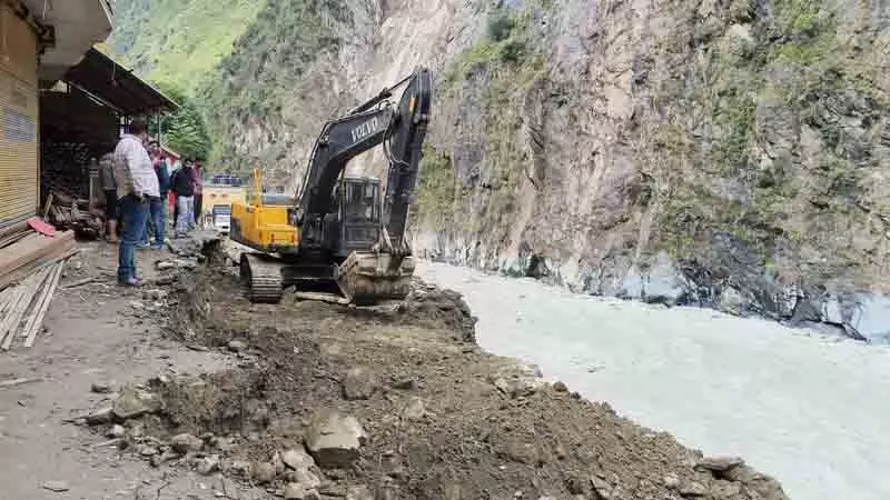 Bharmour बचाव अभियान, डीसी ने क्षतिग्रस्त राजमार्ग का निरीक्षण किया Bharmour बचाव अभियान, डीसी ने क्षतिग्रस्त राजमार्ग का निरीक्षण किया