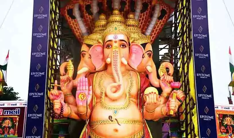 Khairatabad गणेश शोभा यात्रा कड़ी सुरक्षा के साथ शुरू Khairatabad गणेश शोभा यात्रा कड़ी सुरक्षा के साथ शुरू