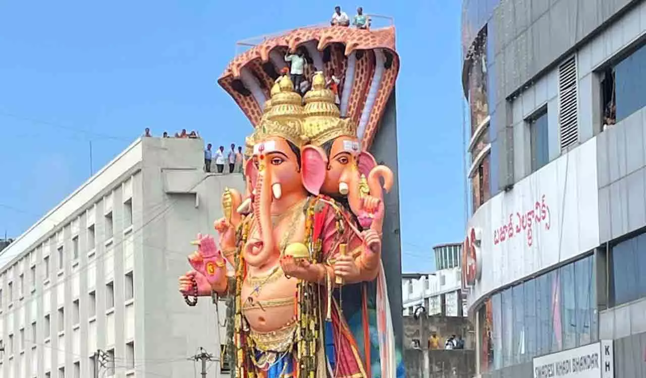 Hyderabad गणेश जुलूस में देरी, बालापुर की मूर्ति दोपहर 1 बजे के बाद चारमीनार पार करेगी Hyderabad गणेश जुलूस में देरी, बालापुर की मूर्ति दोपहर 1 बजे के बाद चारमीनार पार करेगी