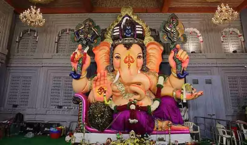 Balapur गणेश लड्डू की नीलामी में रिकॉर्ड 35 लाख रुपये की बोली लगी Balapur गणेश लड्डू की नीलामी में रिकॉर्ड 35 लाख रुपये की बोली लगी