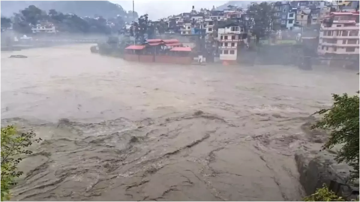 Shimla: भारी बारिश ने हिमाचल में मचाई त्रासदी Shimla: भारी बारिश ने हिमाचल में मचाई त्रासदी