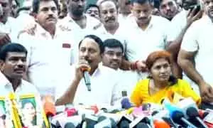 पार्टी एकता के लिए सेनगोट्टैयन ने AIADMK नेताओं को 10 दिन का वक्त दिया पार्टी एकता के लिए सेनगोट्टैयन ने AIADMK नेताओं को 10 दिन का वक्त दिया