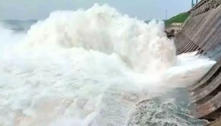 Hirakud dam में पानी का प्रवाह कम होने के कारण चार द्वार बंद Hirakud dam में पानी का प्रवाह कम होने के कारण चार द्वार बंद