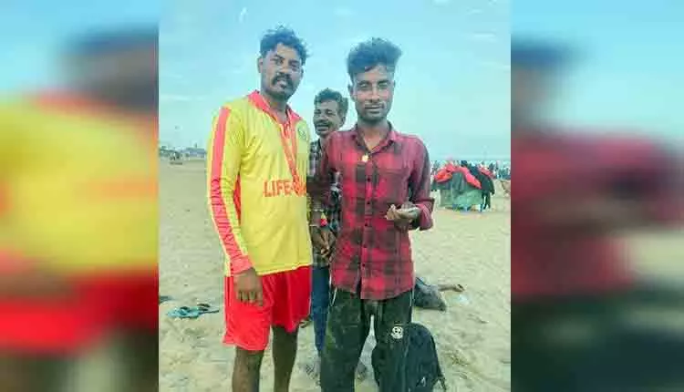 Lifeguard ने पुरी बीच पर डकैती नाकाम की, 5,500 रुपये बरामद Lifeguard ने पुरी बीच पर डकैती नाकाम की, 5,500 रुपये बरामद