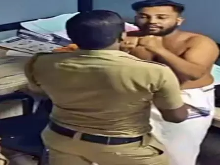 पुलिस कस्टडी में उत्पीड़न मामला: कांग्रेस ने किया जमकर विरोध, 4 आरोपी कर्मियों का निलंबन तय पुलिस कस्टडी में उत्पीड़न मामला: कांग्रेस ने किया जमकर विरोध, 4 आरोपी कर्मियों का निलंबन तय