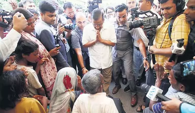 केजरीवाल ने भाजपा सरकार को चुनौती देने के लिए यादव का साथ दिया केजरीवाल ने भाजपा सरकार को चुनौती देने के लिए यादव का साथ दिया