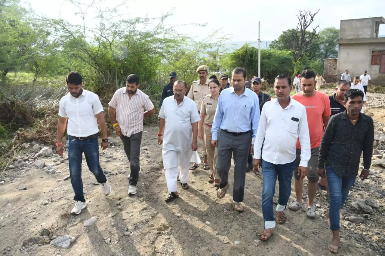 Jaipur: देवनानी ने जलभराव प्रभावित क्षेत्र का पैदल निरीक्षण किया Jaipur: देवनानी ने जलभराव प्रभावित क्षेत्र का पैदल निरीक्षण किया