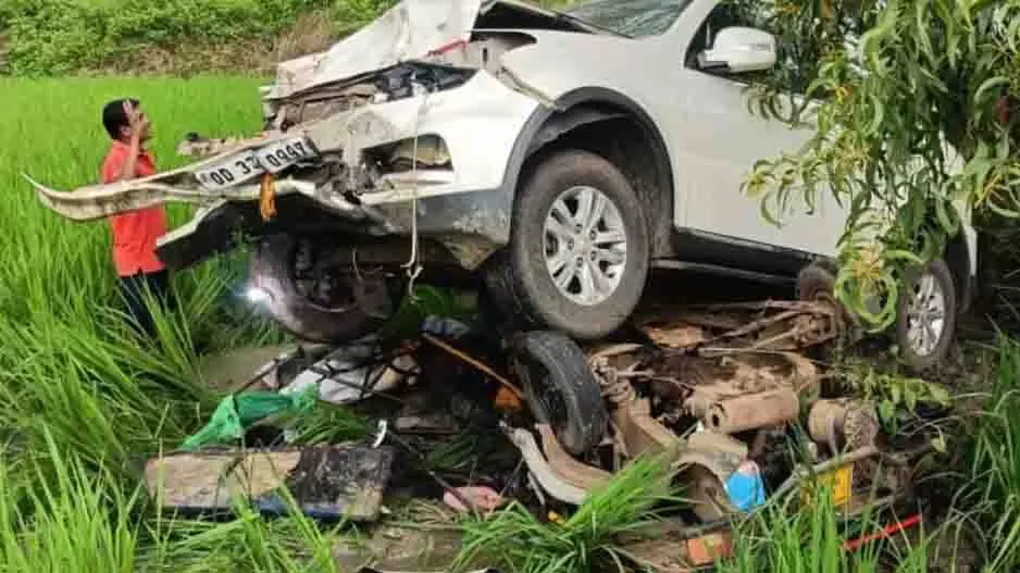 Odisha: कार ने ऑटो-रिक्शा को टक्कर मारी, 3 की मौत, 2 गंभीर रूप से घायल Odisha: कार ने ऑटो-रिक्शा को टक्कर मारी, 3 की मौत, 2 गंभीर रूप से घायल