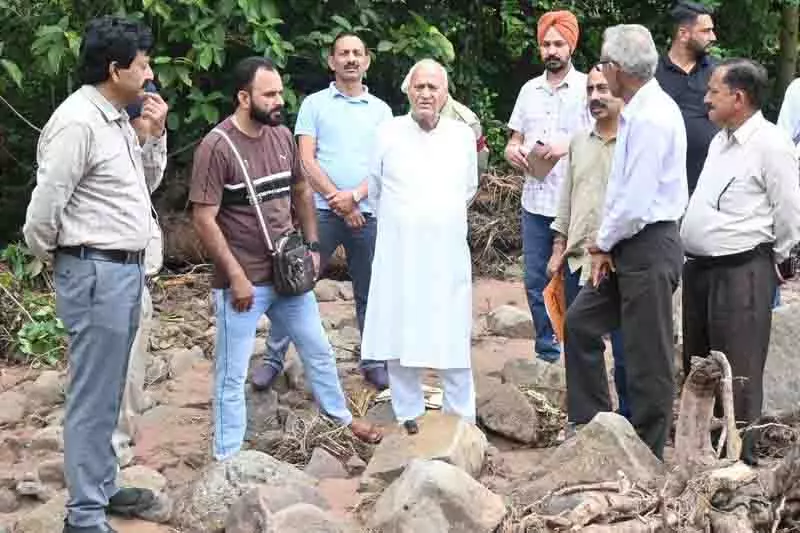 वर्तमान के विरुद्ध, Jal Shakti कर्मचारियों के साहसिक मरम्मत कार्य से आपूर्ति बहाल वर्तमान के विरुद्ध, Jal Shakti कर्मचारियों के साहसिक मरम्मत कार्य से आपूर्ति बहाल