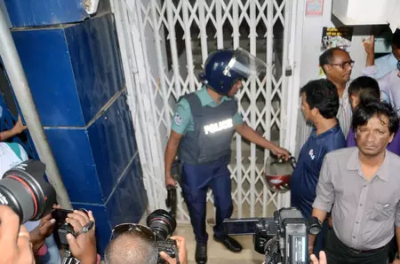 बांग्लादेश में अवामी लीग के एक और नेता समेत 7 अन्य गिरफ्तार बांग्लादेश में अवामी लीग के एक और नेता समेत 7 अन्य गिरफ्तार