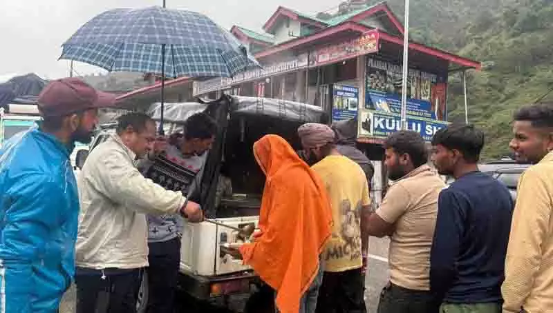 भूस्खलन संकट के बीच Mandi के राहत प्रयासों से प्रतिदिन 7,000 लोगों को भोजन उपलब्ध भूस्खलन संकट के बीच Mandi के राहत प्रयासों से प्रतिदिन 7,000 लोगों को भोजन उपलब्ध