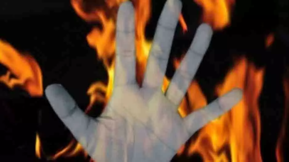 Angul: महिला ने आत्मदाह का प्रयास किया, गंभीर हालत में कटक स्थानांतरित Angul: महिला ने आत्मदाह का प्रयास किया, गंभीर हालत में कटक स्थानांतरित