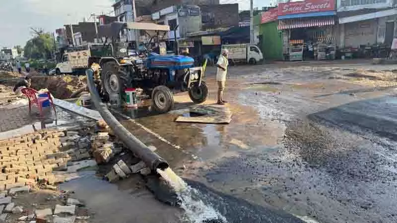 Haryana: सप्ताह भर की बाढ़ के बाद भुना के प्रमुख इलाकों से पानी निकाला गया Haryana: सप्ताह भर की बाढ़ के बाद भुना के प्रमुख इलाकों से पानी निकाला गया