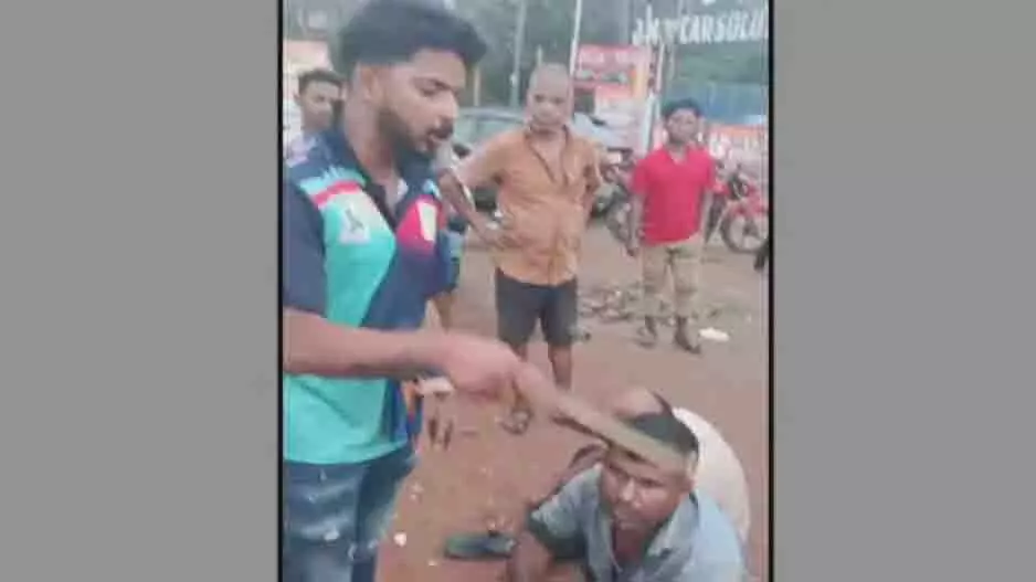 स्वयंभू गौरक्षकों द्वारा किसान पर हमले के बाद भुवनेश्वर में तनाव स्वयंभू गौरक्षकों द्वारा किसान पर हमले के बाद भुवनेश्वर में तनाव