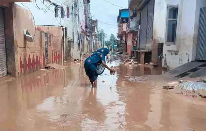 टांगरी नदी का जलस्तर घटा, Ambala के कुछ इलाके अभी भी जलमग्न टांगरी नदी का जलस्तर घटा, Ambala के कुछ इलाके अभी भी जलमग्न