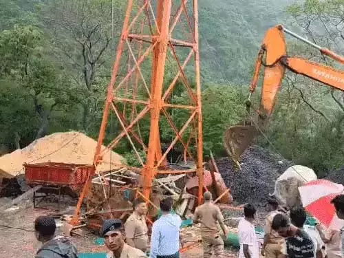 6 लोगों की मौत, रोपवे के टूटने के बाद मची अफरातफरी 6 लोगों की मौत, रोपवे के टूटने के बाद मची अफरातफरी