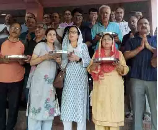 कश्मीरी पंडितों ने Jammu और वेरीनाग में उत्साह और उल्लास के साथ वितस्ता दिवस मनाया कश्मीरी पंडितों ने Jammu और वेरीनाग में उत्साह और उल्लास के साथ वितस्ता दिवस मनाया