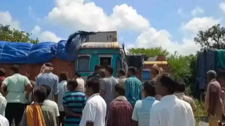 Bargarh: यूरिया की कमी से नाराज़ किसान सड़कों पर उतरे Bargarh: यूरिया की कमी से नाराज़ किसान सड़कों पर उतरे