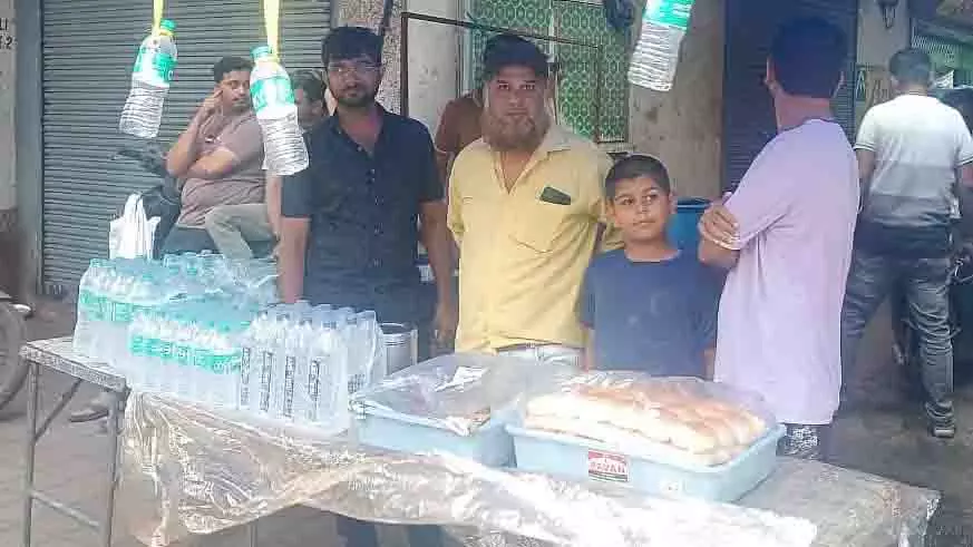 Pune: गणपति भक्तों के लिए मुस्लिम समुदाय ने लगाया सेवा स्टॉल Pune: गणपति भक्तों के लिए मुस्लिम समुदाय ने लगाया सेवा स्टॉल