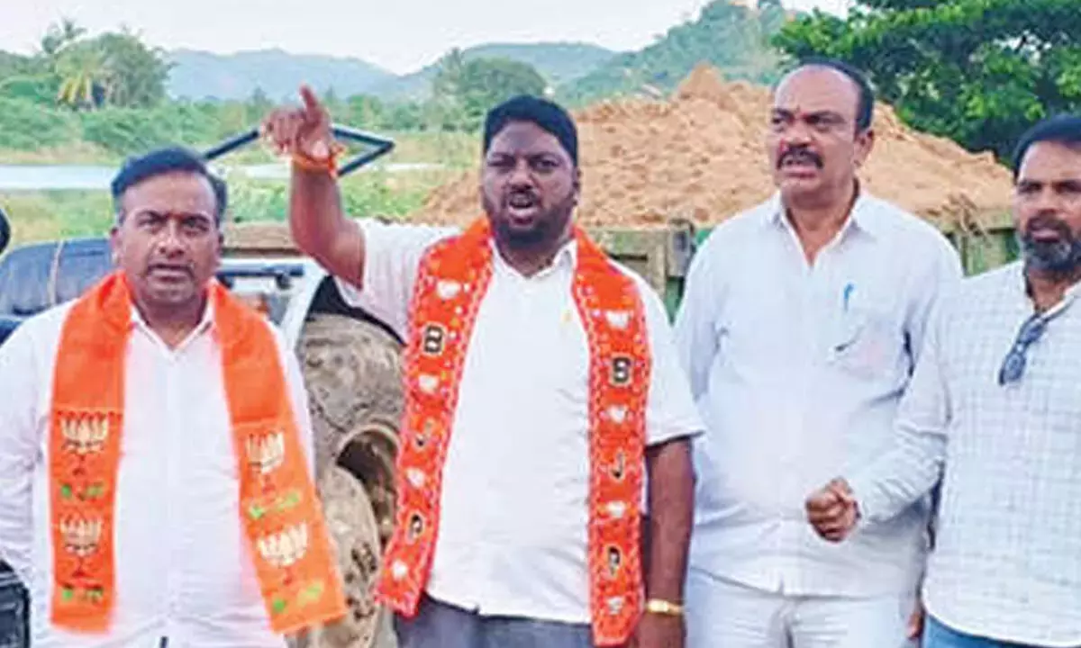 Andhra: चित्रावती नदी से अवैध रेत परिवहन के खिलाफ भाजपा नेताओं का प्रदर्शन Andhra: चित्रावती नदी से अवैध रेत परिवहन के खिलाफ भाजपा नेताओं का प्रदर्शन