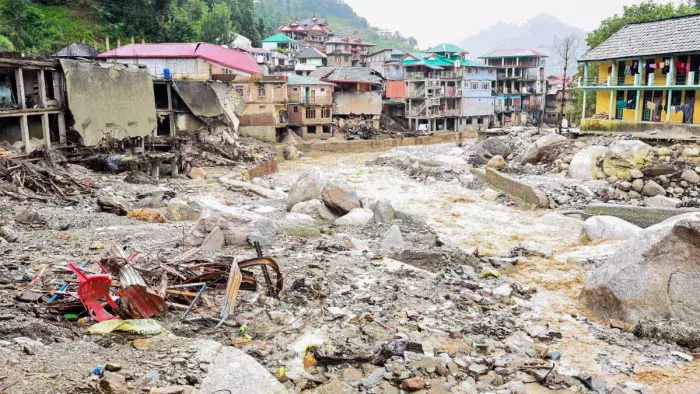 Shimla: 3 NH और 1001 सड़कें बंद, कुल्लू में आपदा का खतरा Shimla: 3 NH और 1001 सड़कें बंद, कुल्लू में आपदा का खतरा