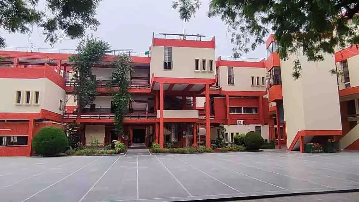 Bhopal: स्कूल में बच्चा पहली मंजिल से कूदा, गंभीर चोटें टलीं Bhopal: स्कूल में बच्चा पहली मंजिल से कूदा, गंभीर चोटें टलीं